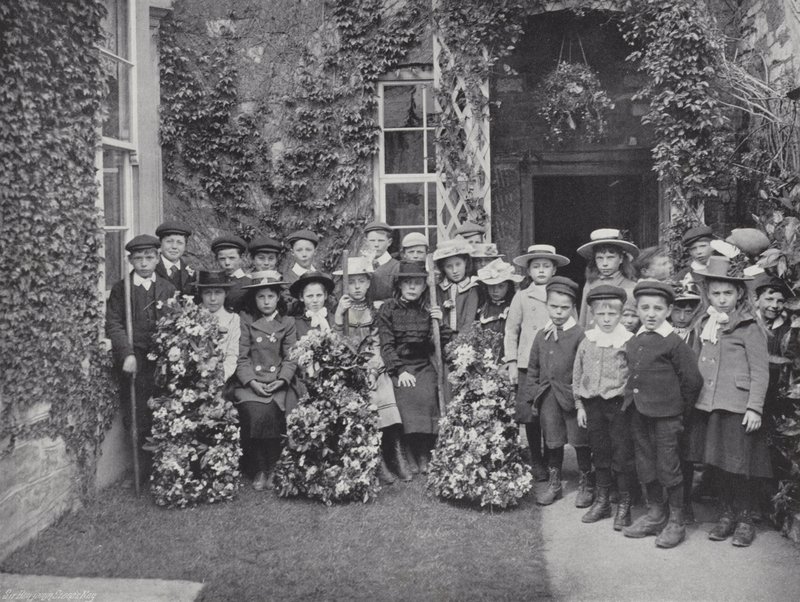 Giornata della ghirlanda ad Abbotsbury, bambini con ghirlande da J. Benjamin Stone