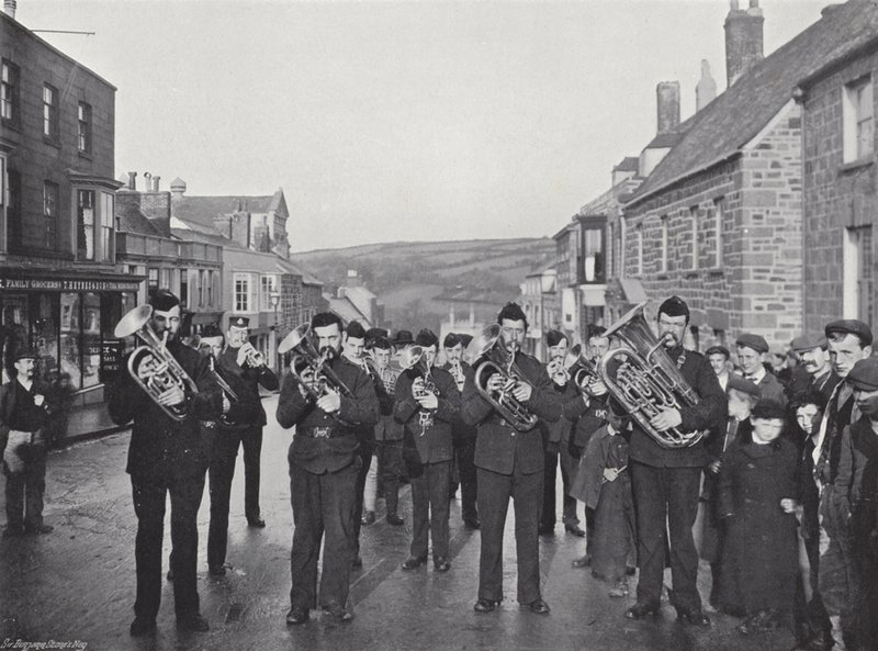Giornata dei fiori a Helston, suonando la danza Furry da J. Benjamin Stone