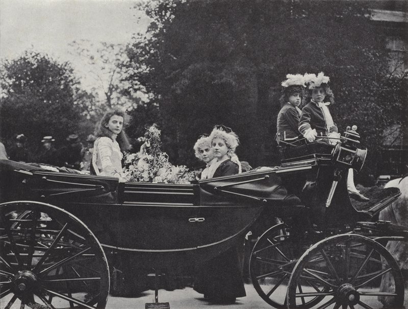 Festival del giorno di maggio di Knutsford, la regina e gli accompagnatori da J. Benjamin Stone