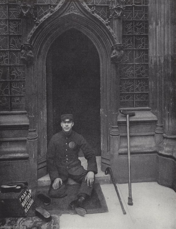 Il lustrascarpe della Camera dei Comuni da J. Benjamin Stone