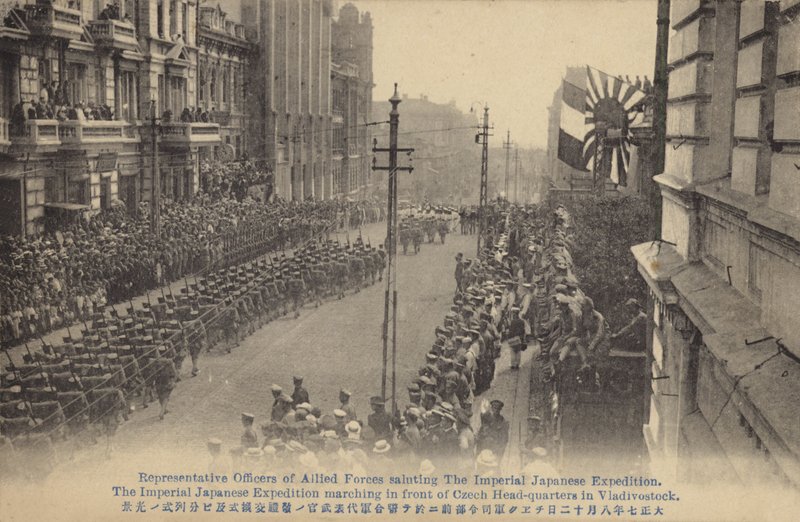 Truppe giapponesi che marciano davanti al quartier generale ceco, Vladivostok, Guerra civile russa, c1919 da Japanese Photographer