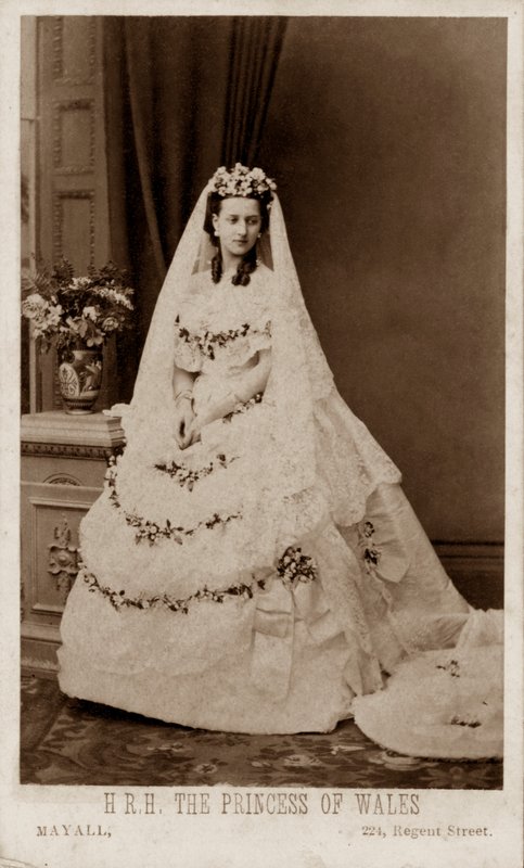 Principessa Alessandra di Danimarca nel suo abito da sposa per il matrimonio con il Principe di Galles, il futuro Re Edoardo VII da John Jabez Edwin Paisley (after) Mayall