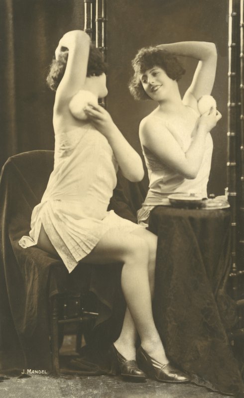 Ragazza a un tavolo da toeletta da Julian Mandel
