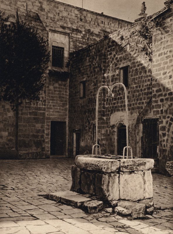 Nazareth, Pozzo nel cortile della Chiesa dell