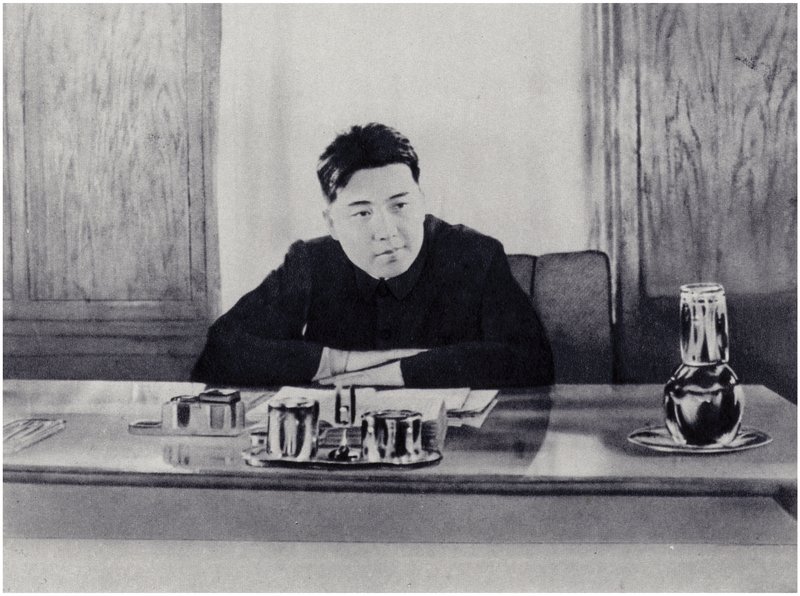 Compagno Kim Il-sung nel suo ufficio al Consiglio del Popolo della Corea del Nord (litografia) da Korean Photographer