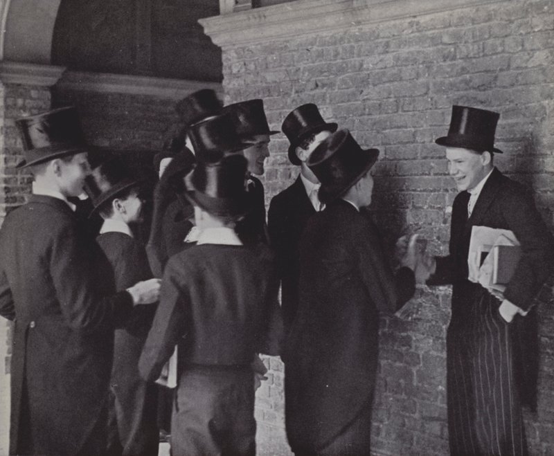 Ragazzi di Eton, pettegolezzi da Laszlo Moholy Nagy