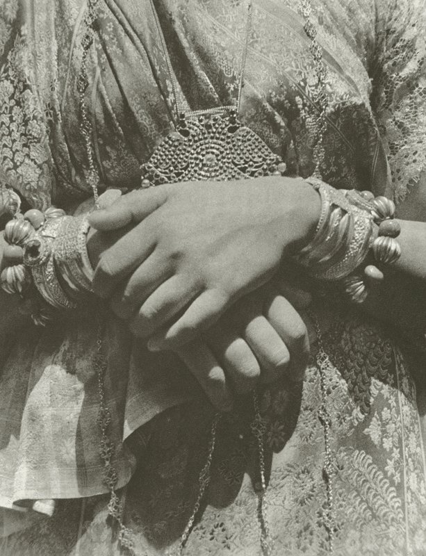 Mani di una signora di Kandyan da Lionel Wendt