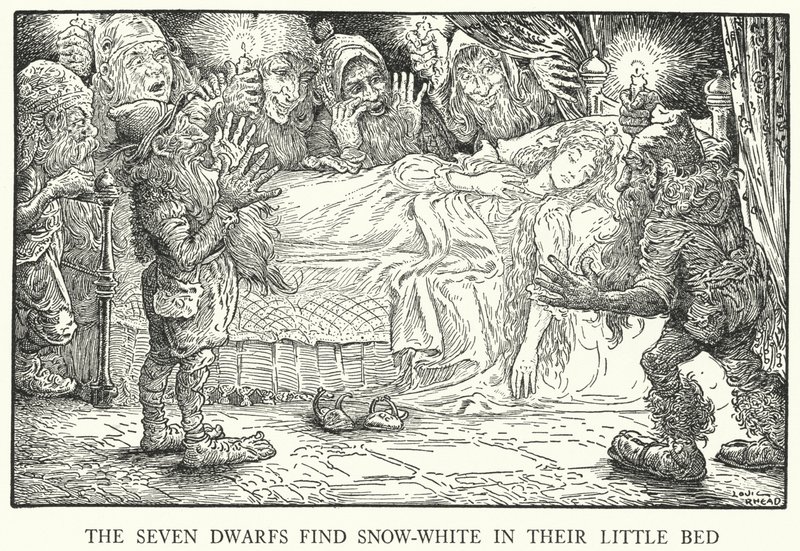I Sette Nani trovano Biancaneve nel loro piccolo letto da Louis John Rhead