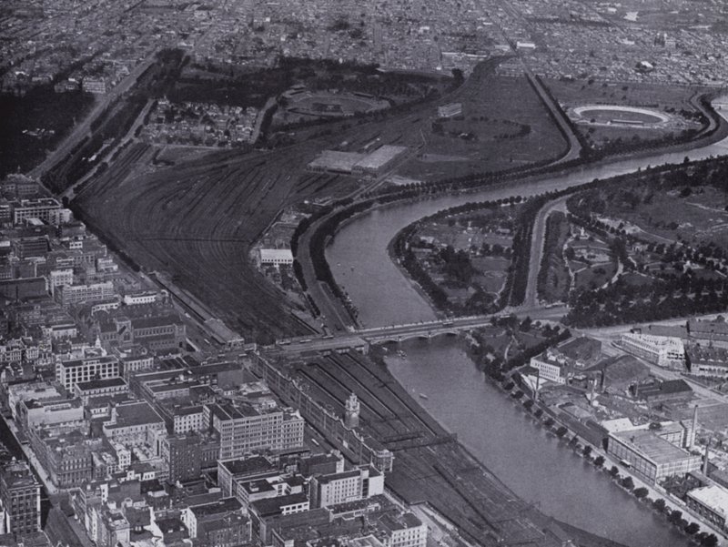 Melbourne: Vista aerea dei Jolimont Railway Yards e del Fiume Yarra, mostrando una piccola sezione della città e Richmond in lontananza da Photographer Australian