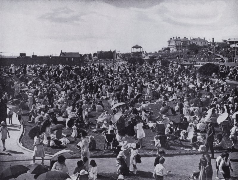 Spiaggia di St Kilda, il popolare resort balneare di Melbourne, mostrando i prati da Photographer Australian