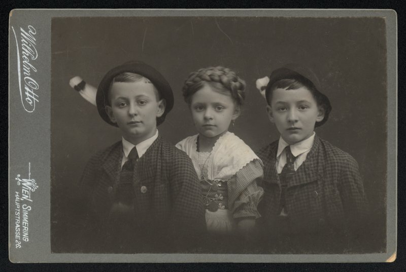 Ritratto di tre bambini austriaci da Austrian Photographer