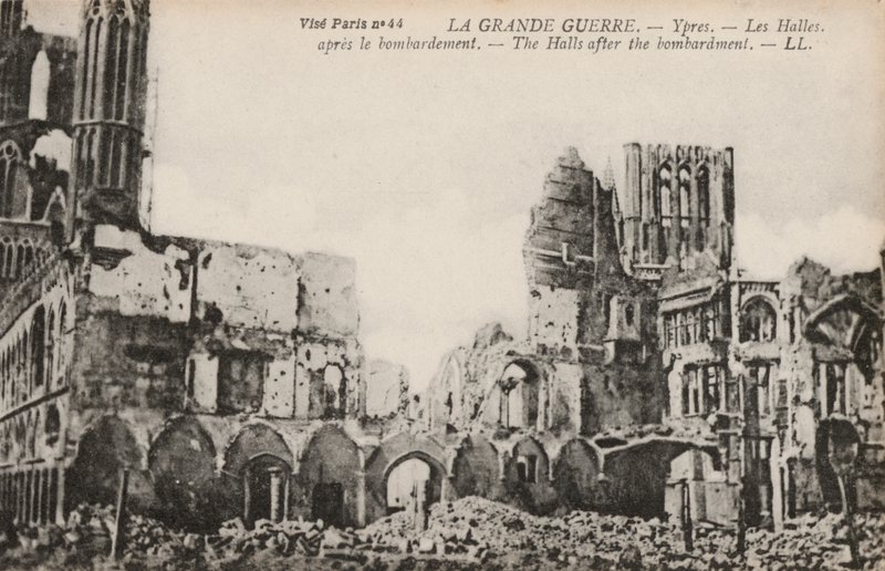 Rovine della Sala dei Tessuti, Ypres, Belgio, dopo il bombardamento durante la Prima Guerra Mondiale da Photographer Belgian