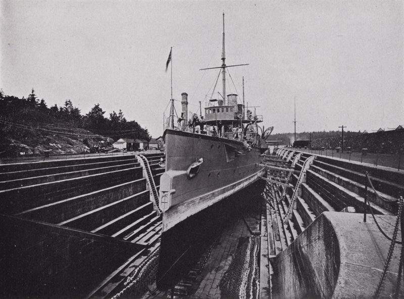 HMS "Flora," in bacino, Esquimalt, Columbia Britannica da Photographer Canadian