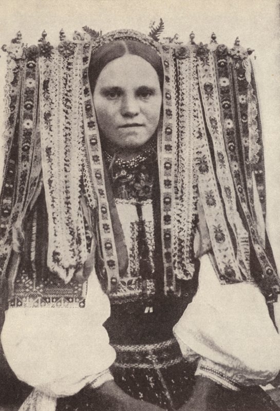 Donna ceca che indossa un copricapo di nastri dove ogni nastro denota un pretendente che ha rifiutato in matrimonio da Photographer Czech