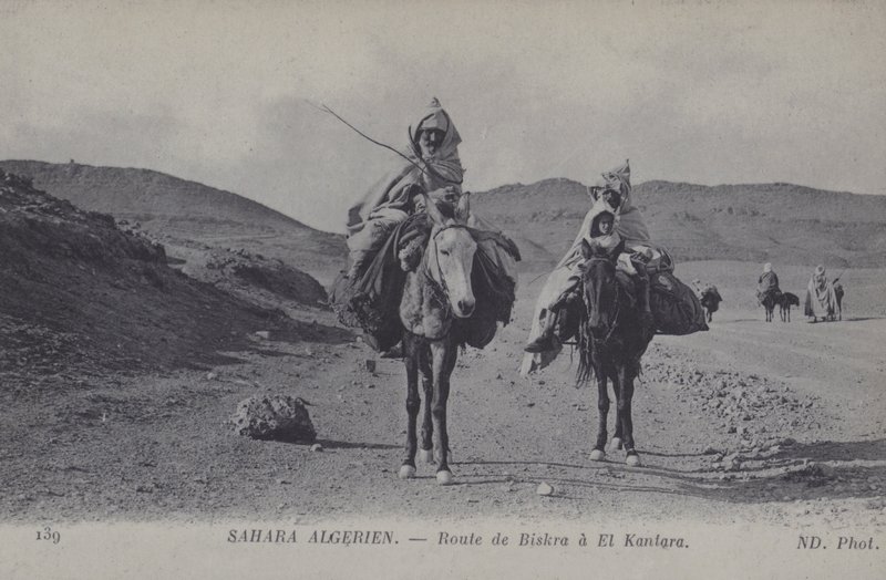 Viaggiatori nel Sahara algerino sulla strada da Biskra a El Kantara (foto in bianco e nero) da Photographer French