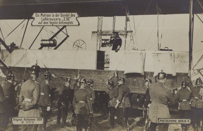 Un marinaio nella gondola del Zeppelin LZ III al poligono di tiro di Tegel, Berlino da Photographer German