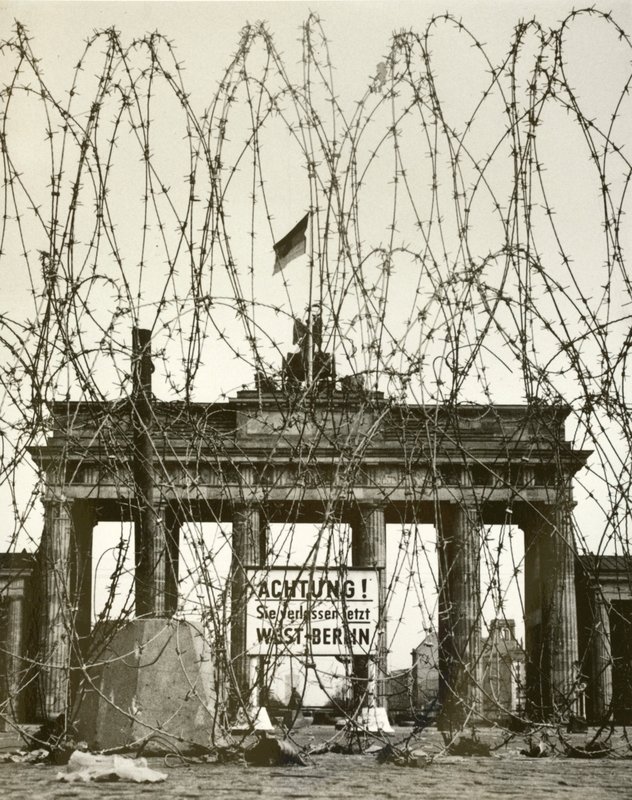Filo spinato davanti alla Porta di Brandeburgo, Berlino, Germania, durante l