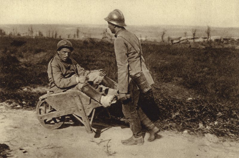 Soldato francese catturato trasporta il suo compagno ferito in una carriola, Prima Guerra Mondiale da Photographer German