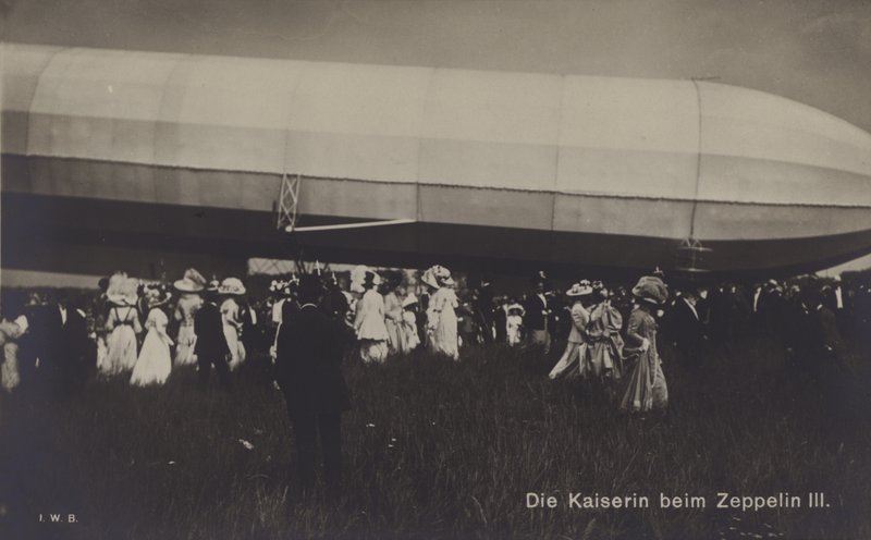 Imperatrice Vittoria Augusta di Germania con Zeppelin LZ III da Photographer German
