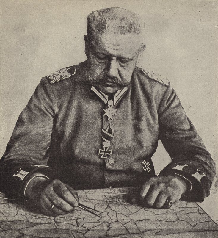 Il feldmaresciallo von Hindenburg studia una mappa da Photographer German