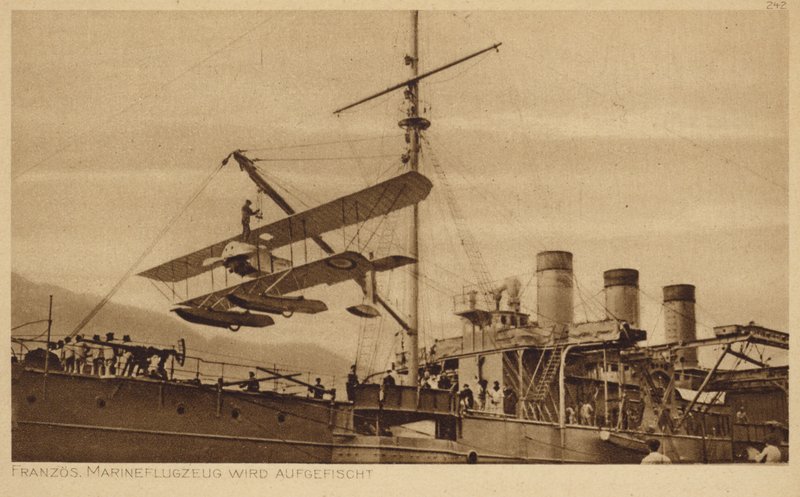 Aeroplano navale francese sollevato su una nave da Photographer German