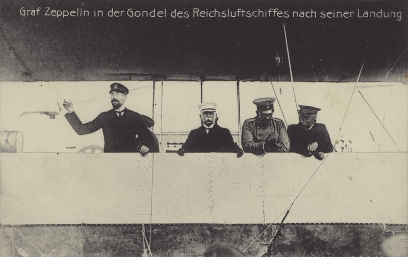 Costruttore di dirigibili tedeschi Graf Ferdinand von Zeppelin nella gondola di uno dei suoi dirigibili dopo l