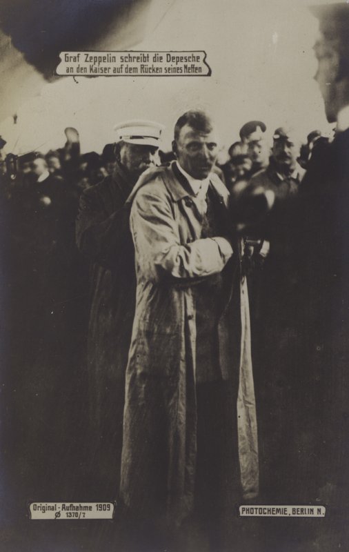 Il costruttore di dirigibili tedeschi Graf Ferdinand von Zeppelin scrive un messaggio al Kaiser sulla schiena di suo nipote da Photographer German