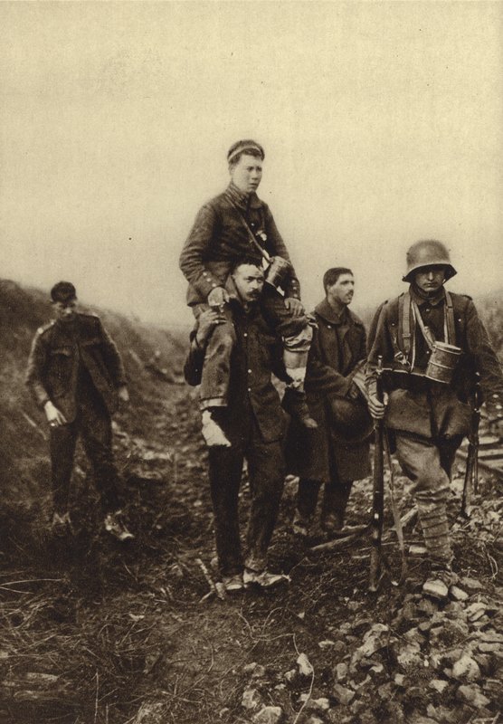 Fante tedesco con una ferita alla gamba trasportato fuori dal campo di battaglia da prigionieri britannici, Prima Guerra Mondiale da Photographer German