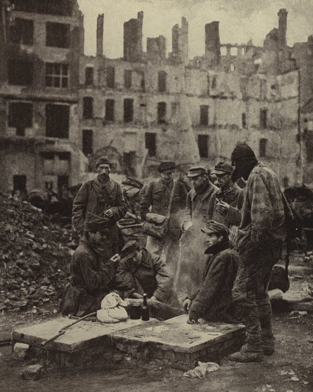 Prigionieri di guerra tedeschi rilasciati dalla prigionia in Unione Sovietica tra le rovine di Berlino da Photographer German