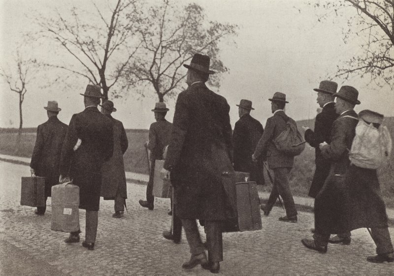 Lavoratori ferroviari tedeschi espulsi dalla Ruhr per aver partecipato alla campagna di disobbedienza civile durante l
