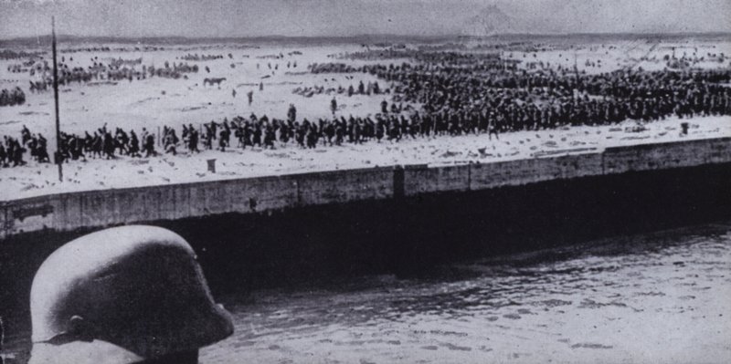 Soldato tedesco che sorveglia prigionieri alleati sulla spiaggia di Dunkerque, Francia, Seconda Guerra Mondiale, giugno 1940 (foto in b/n) da Photographer German