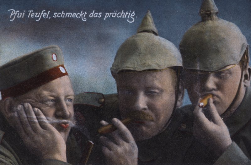 Soldati tedeschi che si godono i sigari da Photographer German