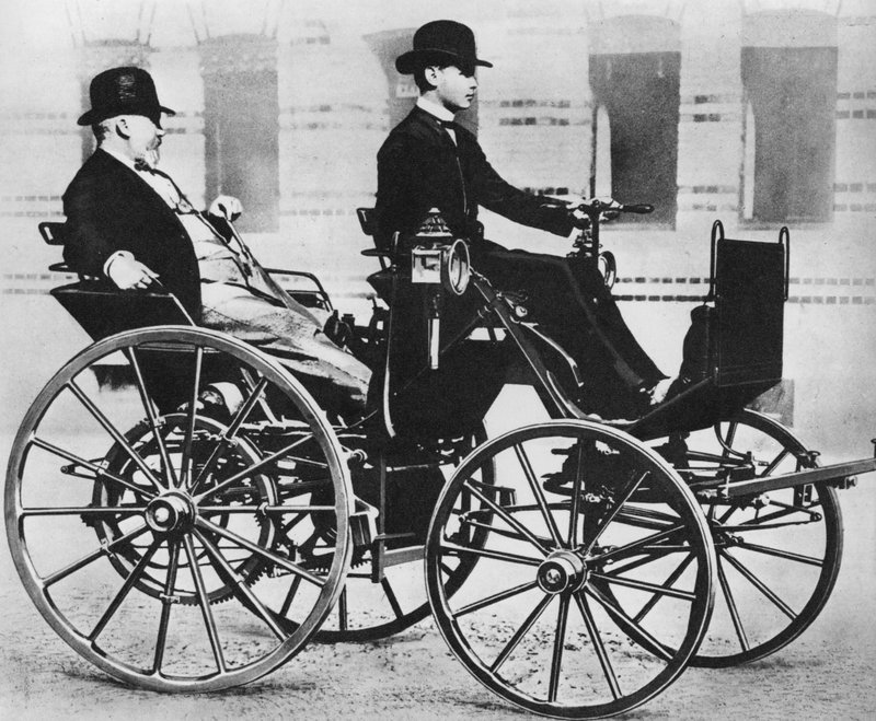 Gottlieb Daimler, con suo figlio alla guida, nella prima automobile da Photographer German