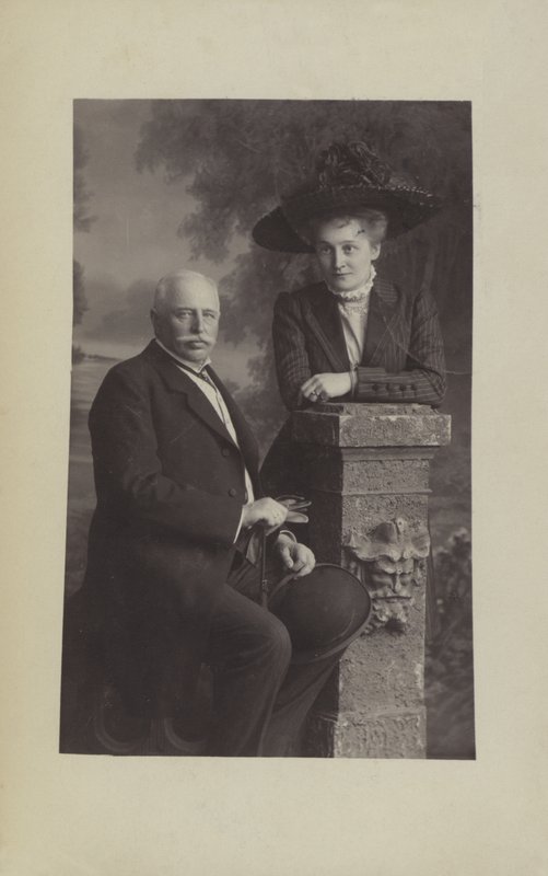 Graf Ferdinand von Zeppelin, progettista e costruttore di dirigibili tedeschi, e sua moglie Isabella da Photographer German