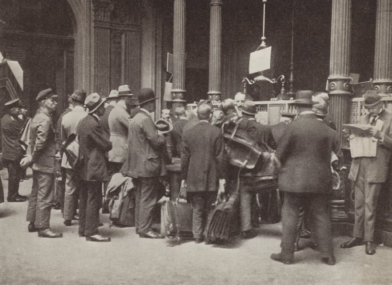 Iperinflazione nella Germania di Weimar: membri del pubblico in fila fuori dalla Reichsbank a Berlino con valigie per trasportare il loro denaro, luglio 1923 da Photographer German