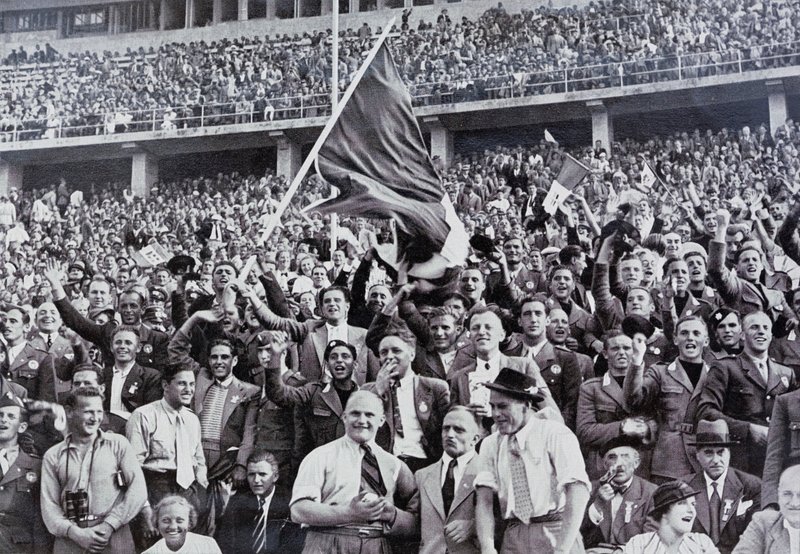 Tifosi italiani che sostengono i loro atleti nello stadio ai Giochi Olimpici, Berlino, Germania da Photographer German