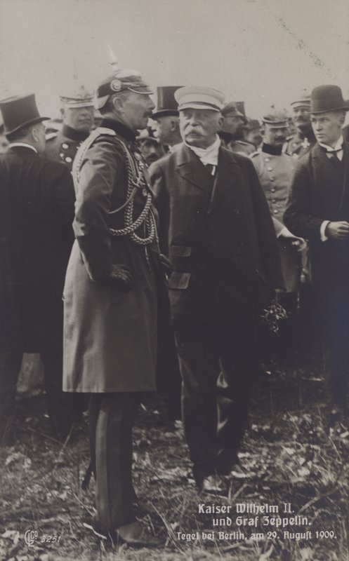 Kaiser Guglielmo II e il costruttore di dirigibili tedeschi Graf Ferdinand von Zeppelin al campo di volo di Tegel, Berlino, 29 agosto 1909 da Photographer German
