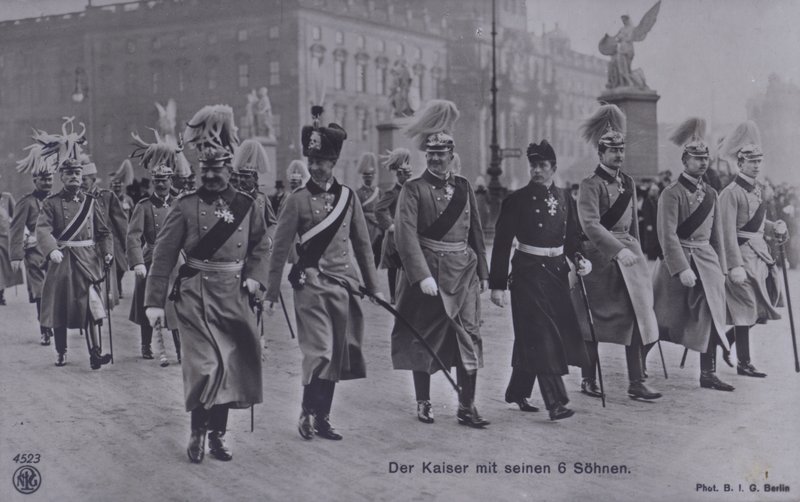 Kaiser Guglielmo II di Germania e i suoi sei figli in uniforme militare da Photographer German