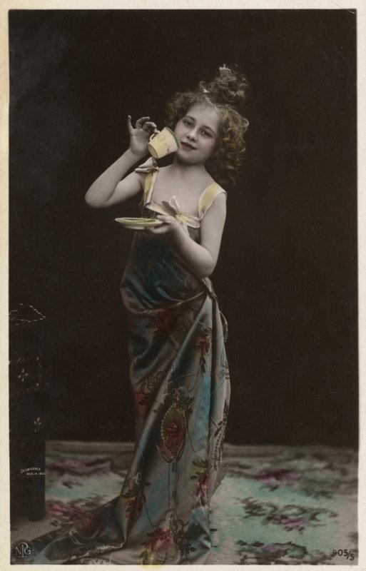 Bambina vestita che beve tè da Photographer German