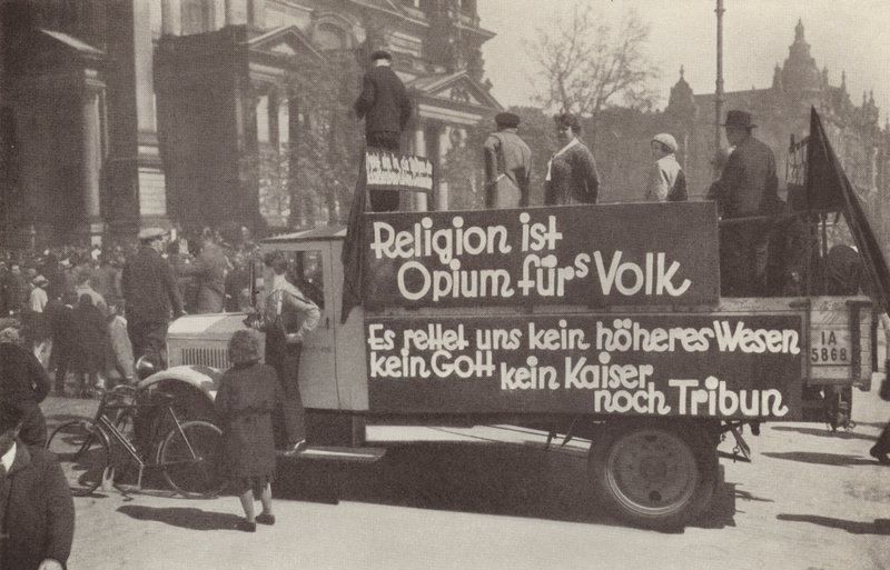 Camion imbrattato di slogan comunisti per le strade di Berlino, Germania da Photographer German