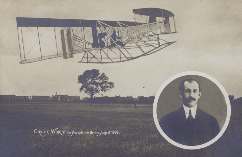 Orville Wright che vola con il suo aeroplano a Berlino, agosto da Photographer German