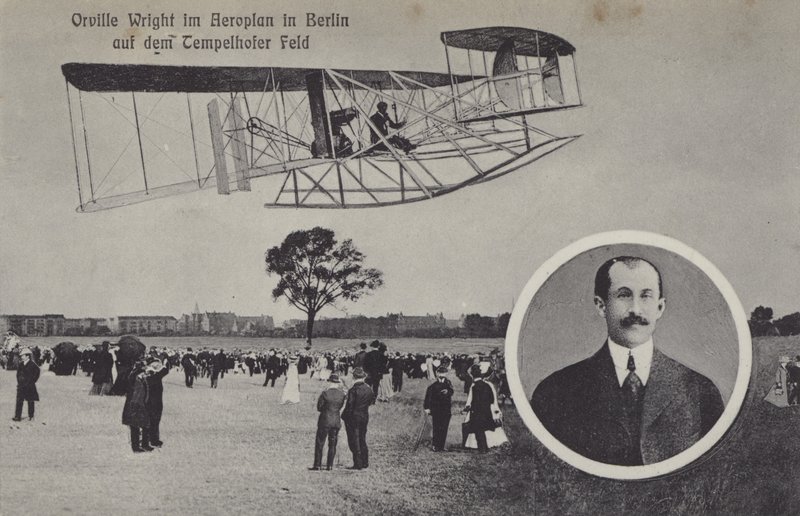 Orville Wright vola con il suo aeroplano sopra il campo d