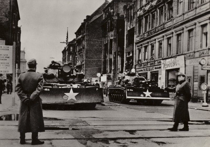 Provocazioni particolarmente gravi iniziarono tra il 24 e il 28 ottobre 1961 quando soldati statunitensi pesantemente armati, supportati da carri armati, violarono ripetutamente il confine di stato della Repubblica Democratica Tedesca da Photographer German