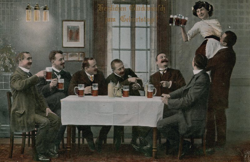 Cartolina di tedeschi che bevono birra e si divertono con la cameriera, inviata nel 1913 da Photographer German