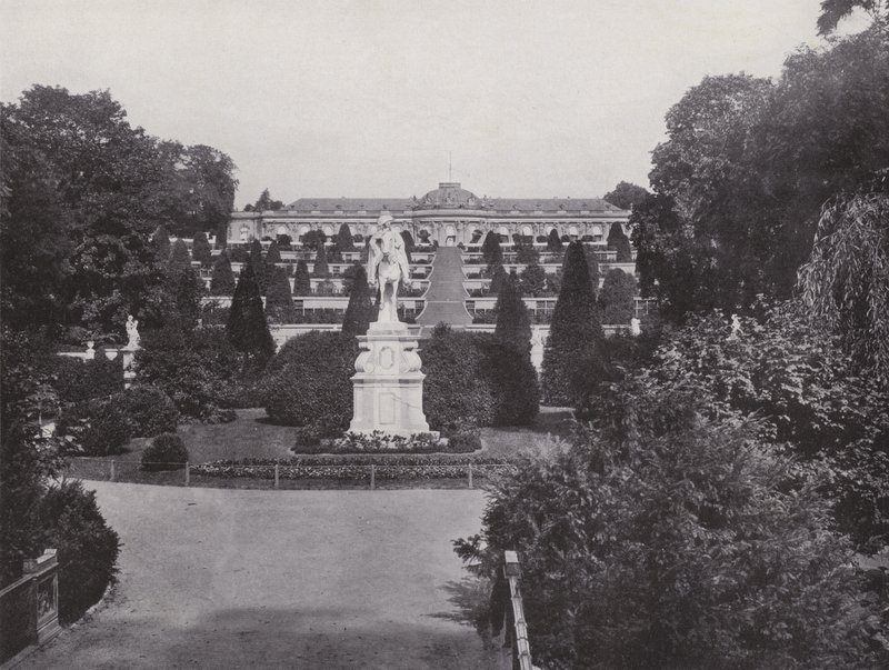 Potsdam, Monumento a Federico il Grande e vista sul Castello di Sanssouci da Photographer German