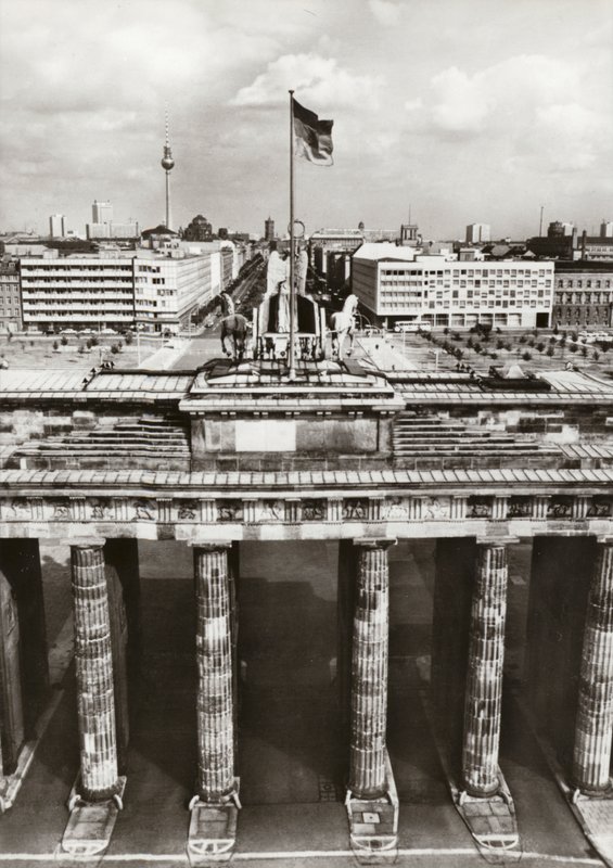 Protetti da frontiere sicure, continua la costruzione della capitale della DDR (foto in b/n) da Photographer German