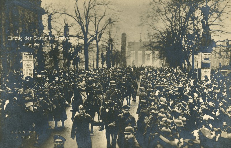 Truppe tedesche di ritorno che marciano su Unter den Linden, Berlino, dicembre 1918 da Photographer German
