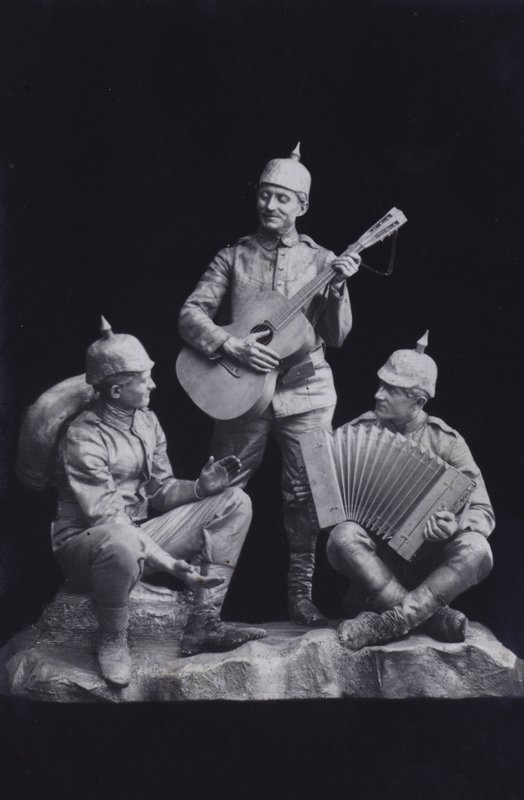 Scultura raffigurante un gruppo di soldati tedeschi della Prima Guerra Mondiale che suonano musica da Photographer German