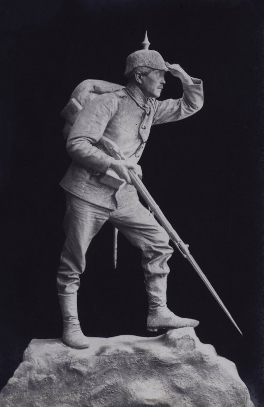 Scultura di un soldato tedesco della Prima Guerra Mondiale che guarda attraverso il campo di battaglia da Photographer German