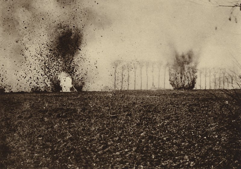 Esplosioni di proiettili davanti al Bosco di St Vaast, vicino ad Arras, Francia, Prima Guerra Mondiale da Photographer German